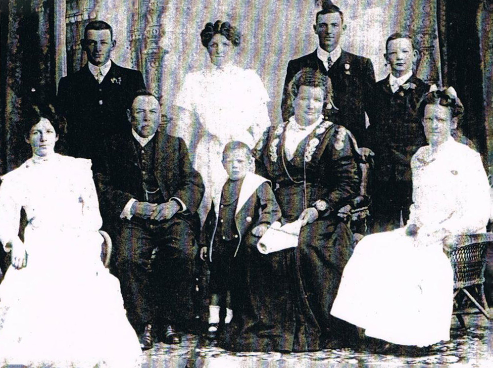 Photo of photos/John McLennan i5275 fam grp